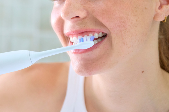 Philips Sonicare Sensitive HX6052/87 Wit (2 stuks) product in gebruik