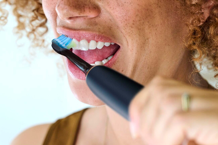 Philips Sonicare Premium Plaque Defense HX9044/88 Zwart (4 stuks) product in gebruik