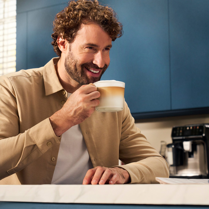 Philips 5400 EP5447/90 LatteGo product in use