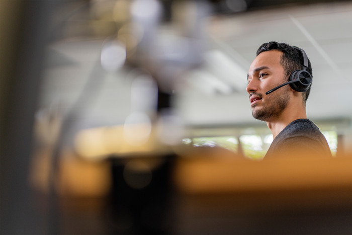 Poly Voyager 4320 MS Draadloze Office Headset product in gebruik