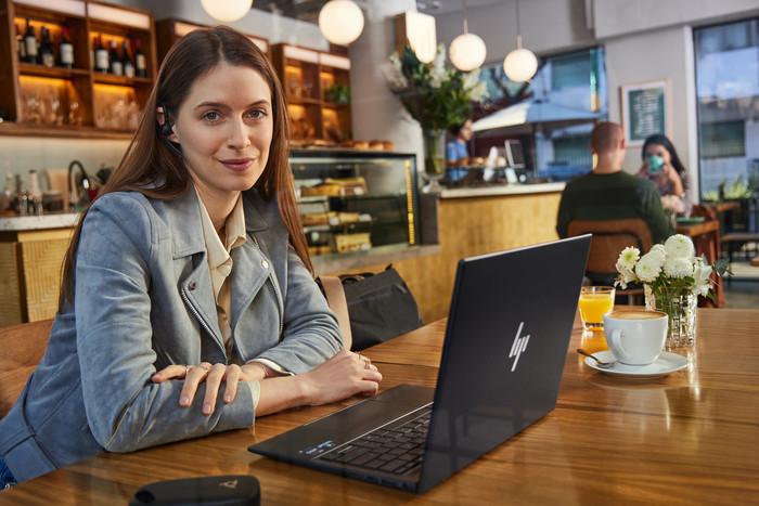 Poly Voyager Legend 30 Bluetooth Headset product in gebruik