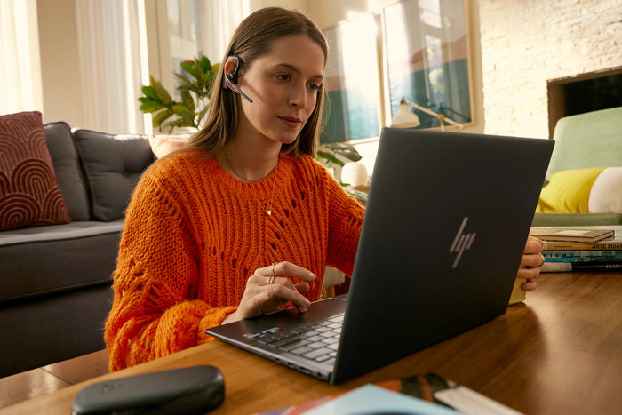 Poly Voyager Legend 30 Bluetooth Headset product in gebruik