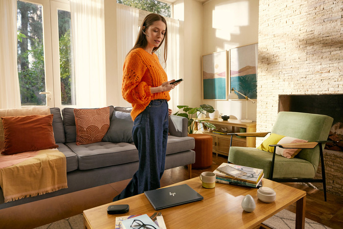 Poly Voyager Legend 30 Bluetooth Headset product in gebruik