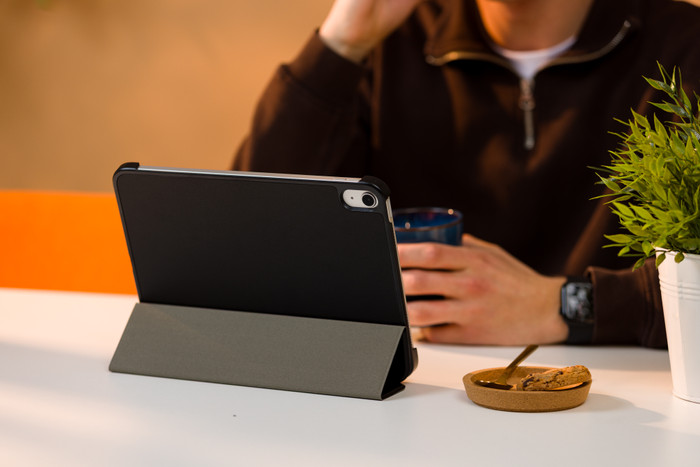 BlueBuilt Apple iPad (2025/2022) Tri-Fold Book Case Noir produit à l'usage