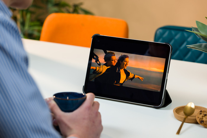 BlueBuilt Apple iPad (2025/2022) Tri-Fold Book Case Noir produit à l'usage