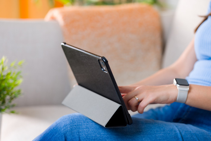 BlueBuilt iPad Pro (2025/2024) 11 inches Tri-Fold Case Black product in use