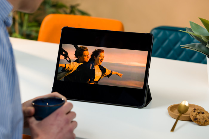 BlueBuilt Apple iPad Pro 13 inch (2025/2024) Tri-Fold Book Case Zwart product in gebruik