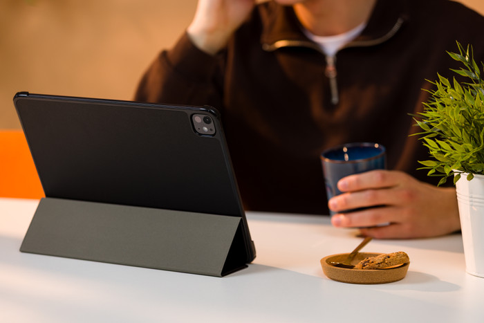 BlueBuilt Apple iPad Pro 13 inch (2025/2024) Tri-Fold Book Case Zwart product in gebruik