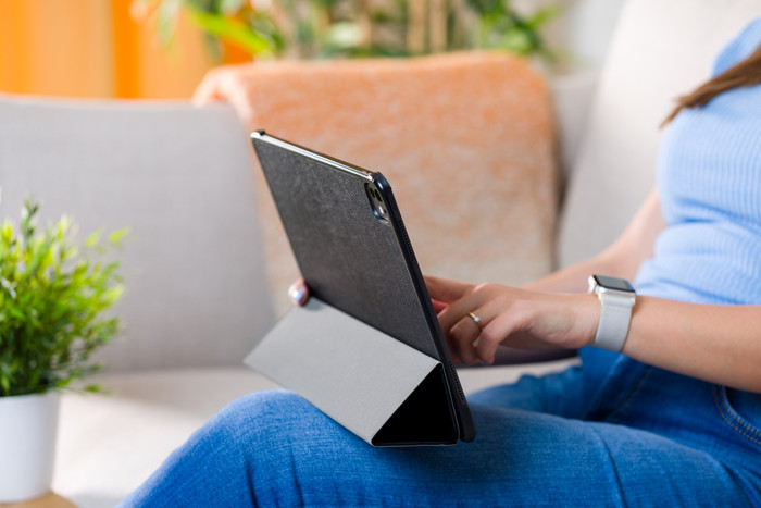 BlueBuilt Apple iPad Pro 13 inch (2025/2024) Tri-Fold Book Case Zwart product in gebruik