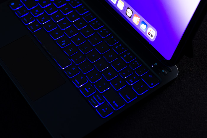 BlueBuilt Apple iPad Pro (2024) 11 inch Toetsenbord Hoes AZERTY Zwart product in gebruik