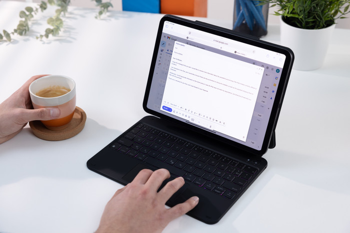 BlueBuilt Apple iPad Pro (2024) 11 inch Toetsenbord Hoes AZERTY Zwart product in gebruik