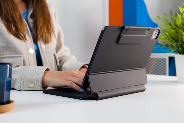 BlueBuilt Apple iPad Pro (2024) 11 inch Toetsenbord Hoes AZERTY Zwart product in gebruik