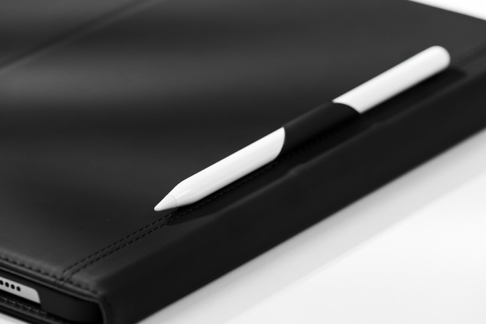 BlueBuilt Apple iPad Air 13 inches (2025/2024)/Pro 12.9 inches (2022) Book Case Black detail