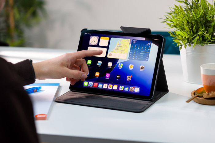 BlueBuilt Apple iPad Air (2025/2024) 11 inches Book Case Black product in use