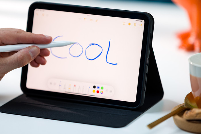 BlueBuilt Apple iPad Mini 7 (2024) Book Case Zwart product in gebruik