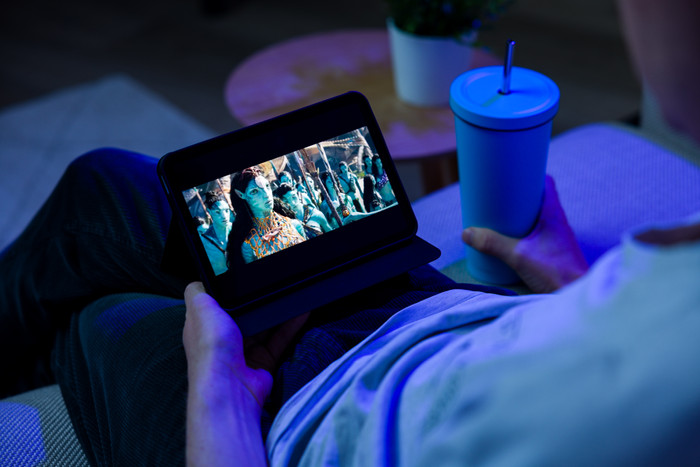 BlueBuilt Apple iPad Mini 7 (2024) Book Case Zwart product in gebruik