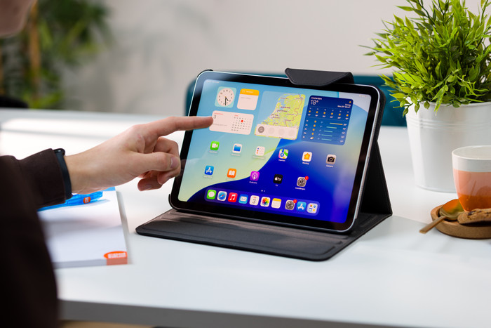 BlueBuilt Apple iPad (2025/2022) Book Case Black product in use