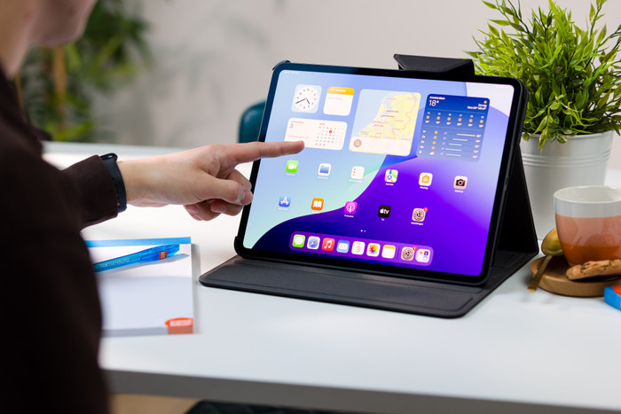 BlueBuilt Apple iPad Pro (2025/2024) 13 Pouces Book Case Noir produit à l'usage