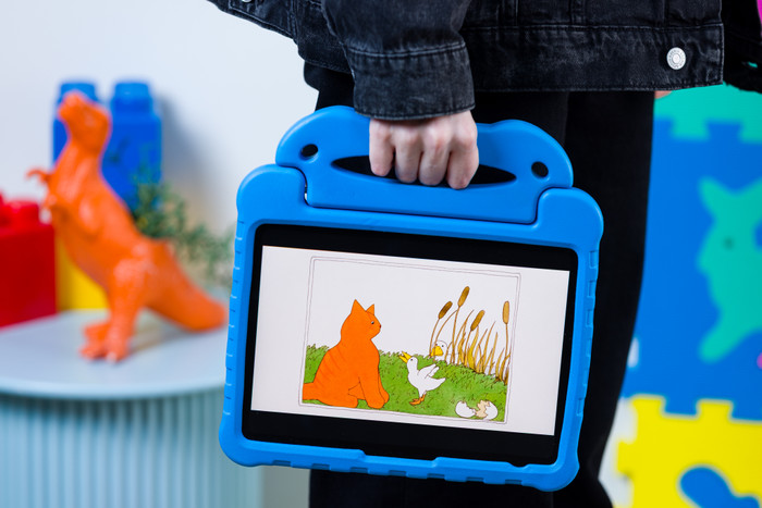 BlueBuilt Apple iPad (2025/2022) Kids Cover Blauw product in gebruik