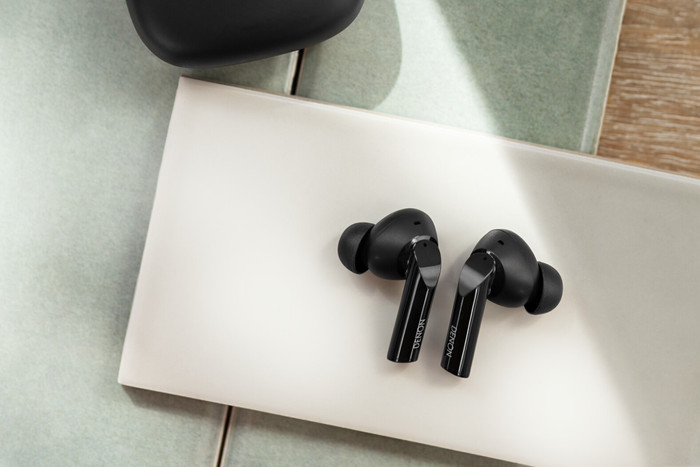 Denon AH-C840NCW Zwart product in gebruik