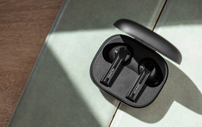 Denon AH-C840NCW Zwart product in gebruik