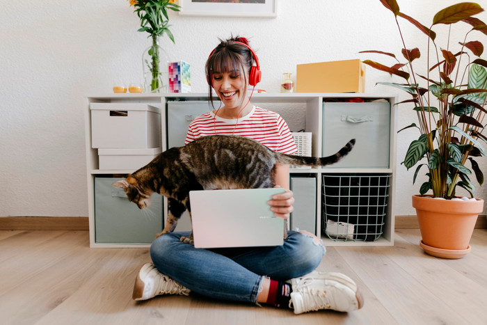 ASUS Vivobook 14 Copilot+ PC X1407QA-LY084W AZERTY product in use