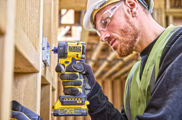 DEWALT DCF870NT-XJ 5.0Ah Battery Starter Pack product in use