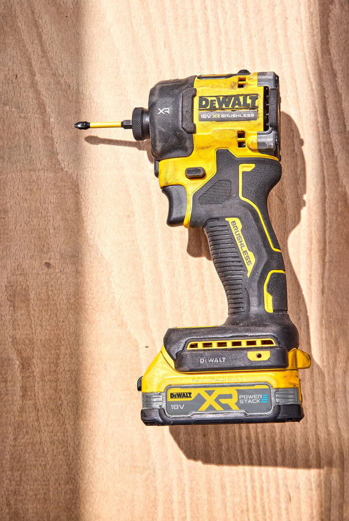 DEWALT DCF870NT-XJ 5.0Ah Battery Starter Pack product in use
