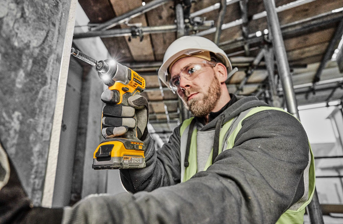 DEWALT DCF840NT-XJ 5.0Ah Battery (2x) Starter Pack product in use