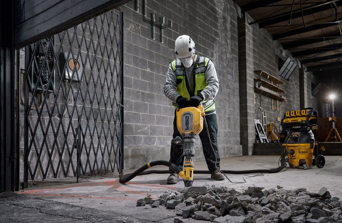 DEWALT DWV905M-QS + DEWALT DWV9402-XJ (5x) product in use