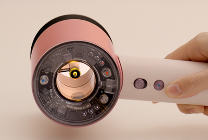 Dyson Supersonic Nural Straight + Wavy Ceramic Pink product in gebruik