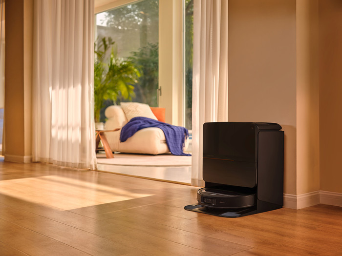 Roborock Saros Z70 Black product in use