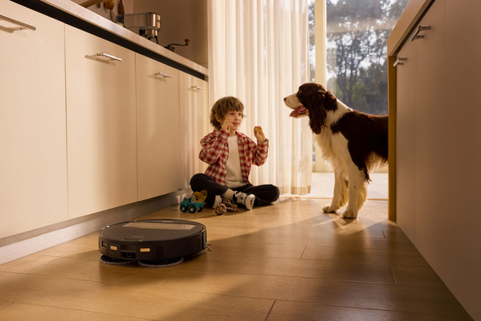 Roborock Saros Z70 Black product in use