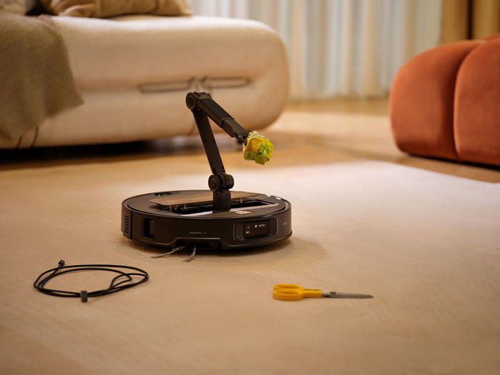 Roborock Saros Z70 Black product in use