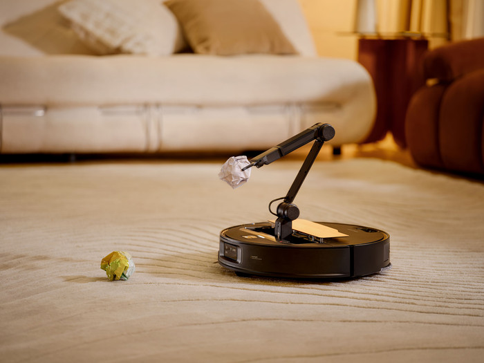 Roborock Saros Z70 Black product in use