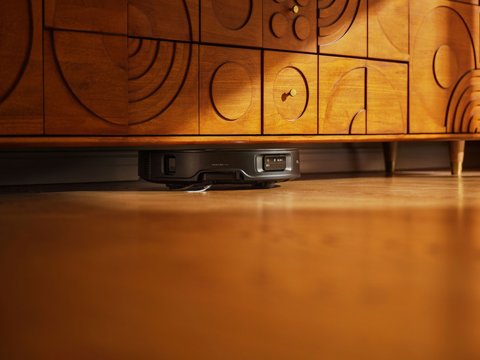 Roborock Saros Z70 Black product in use