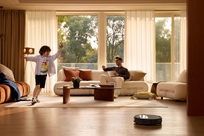 Roborock Saros Z70 Black product in use