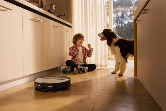 Roborock Saros Z70 Silver product in use