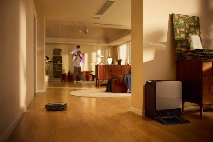 Roborock Saros Z70 Silver product in use