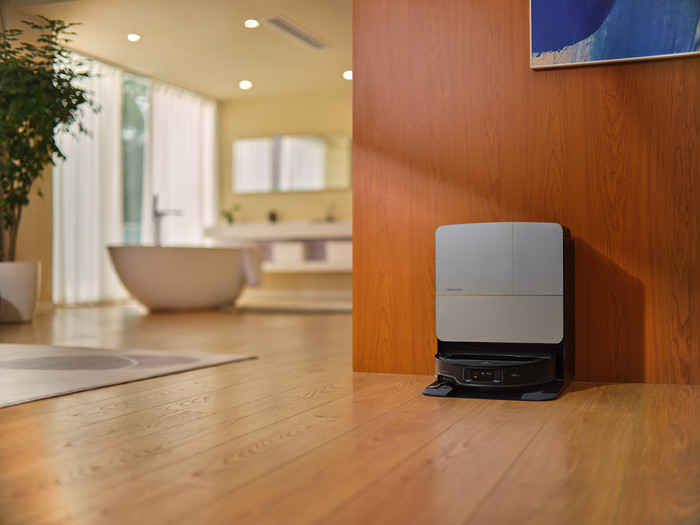 Roborock Saros Z70 Silver product in use