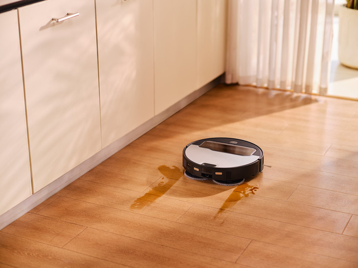 Roborock Saros Z70 Silver product in use