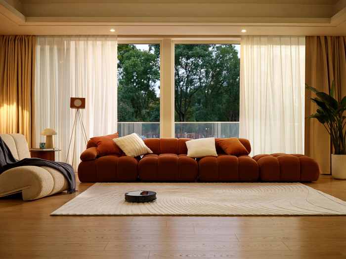 Roborock Saros Z70 Silver product in use