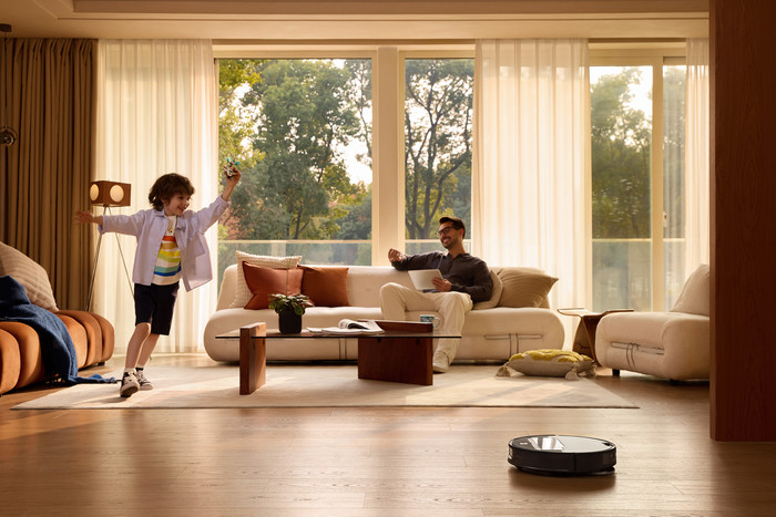 Roborock Saros Z70 Silver product in use