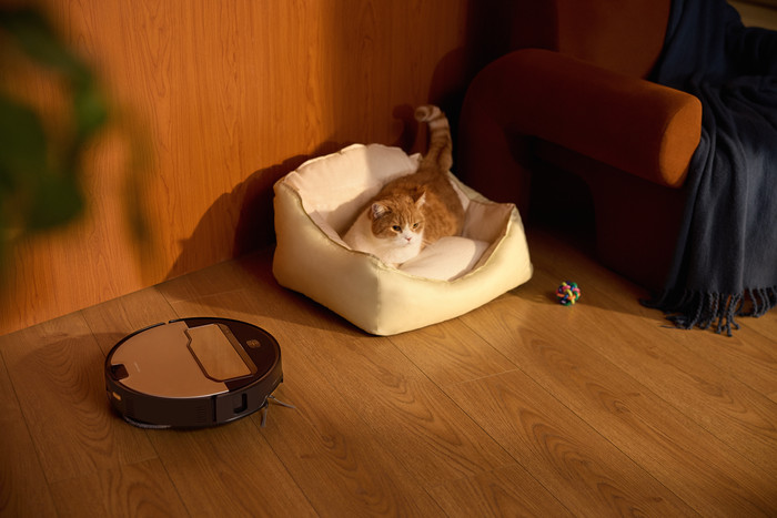 Roborock Saros Z70 Silver product in use