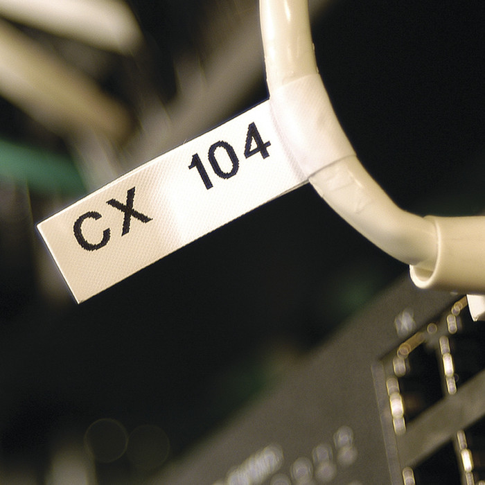 DYMO Rhino 12mm x 5,5m Zwart Wit Vinyl Labels product in gebruik