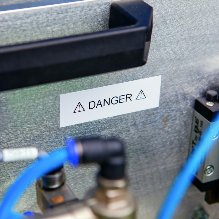 DYMO Rhino 19mm x 3,5m Zwart Wit Nylon Labels product in gebruik