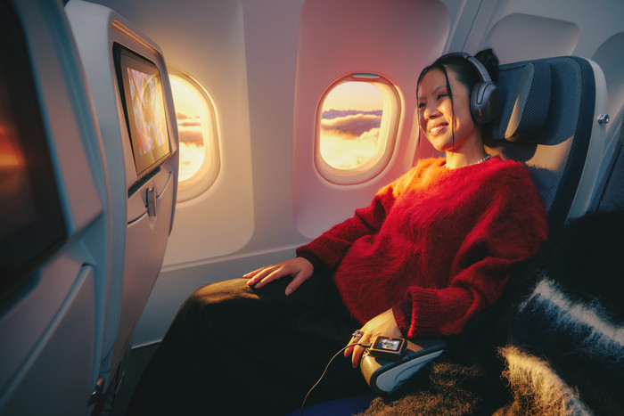 JBL Tour One M3 Smart TX Blue product in use