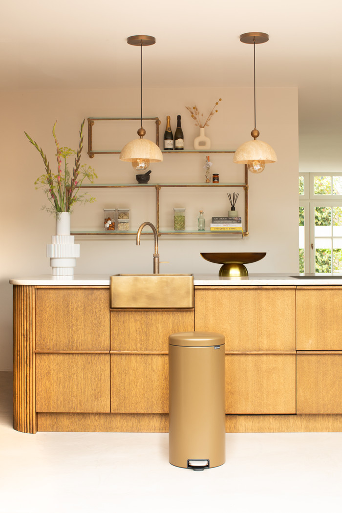 Brabantia NewIcon Pedaalemmer 30 liter Warm Brass product in gebruik