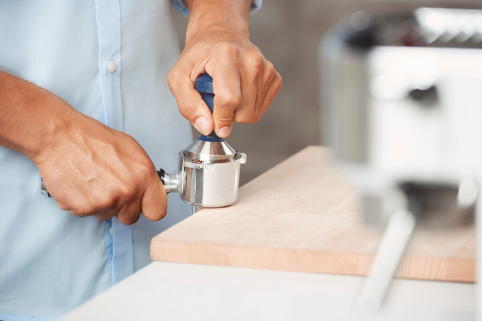 De'Longhi EC685.M Dedica Zilver detail