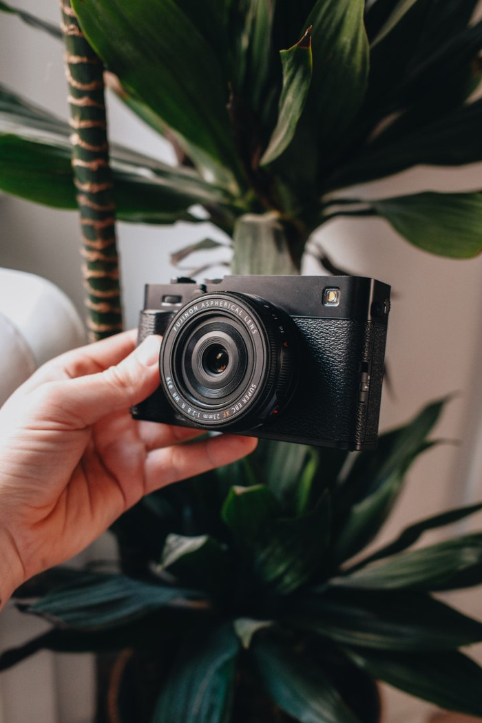 Fujifilm X-E5 Noir + 23 mm f/2.8 produit à l'usage